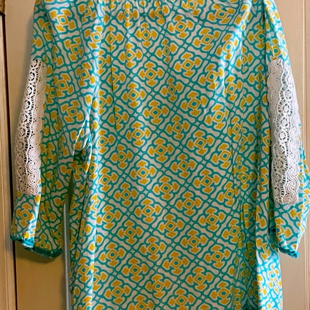 yellow and light blue and white crown and ivy size 1X great condition